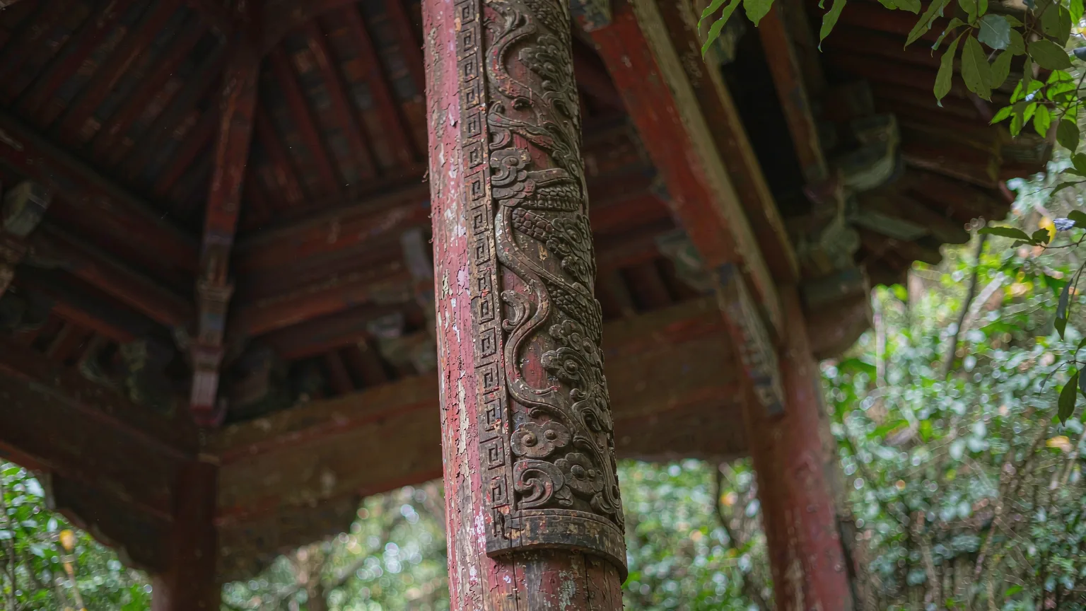 Intricate carvings on a pavilion pillar on Baiyun Mountain