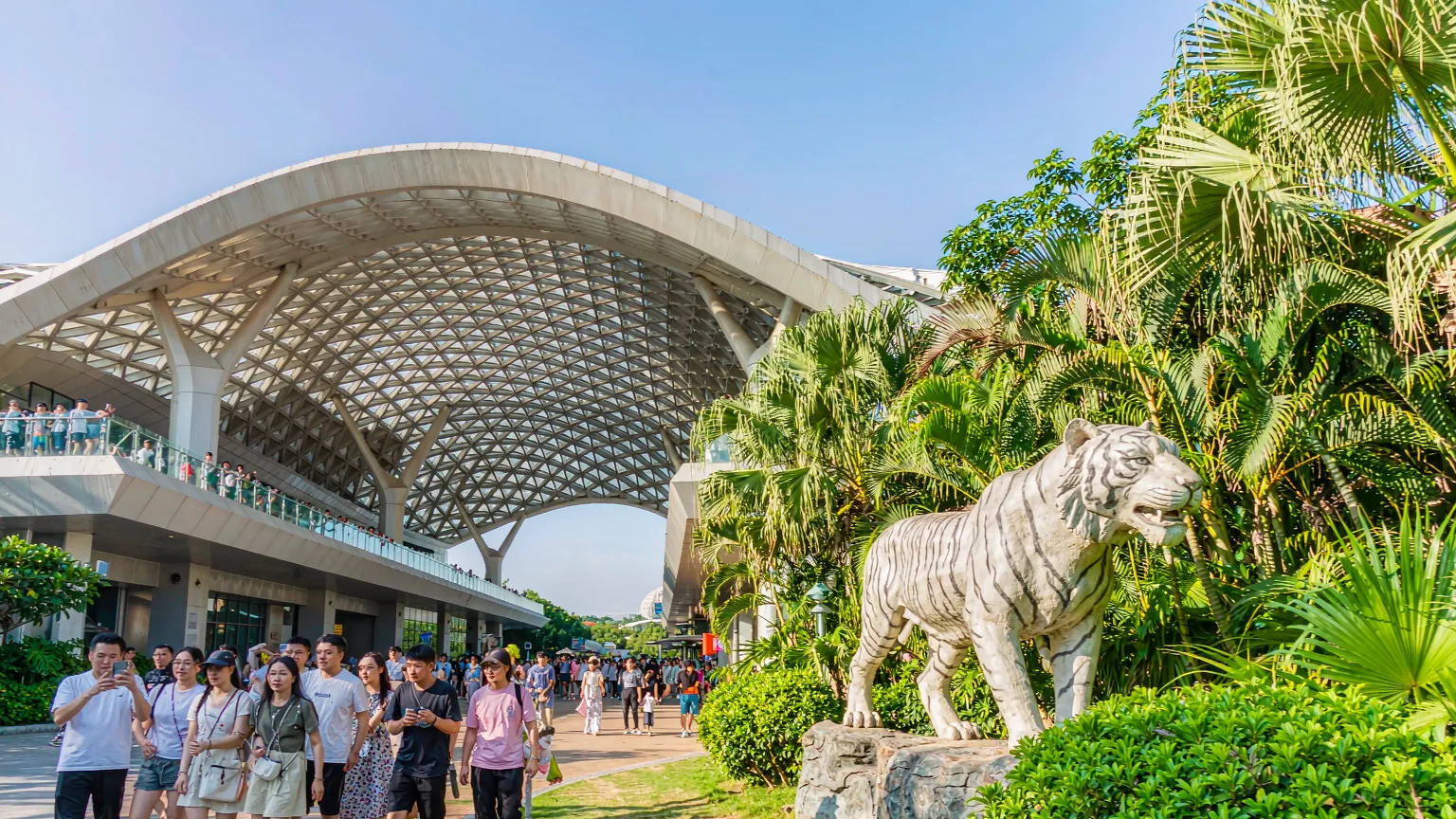 Chimelong Safari Park entrance with white tiger statue and visitors