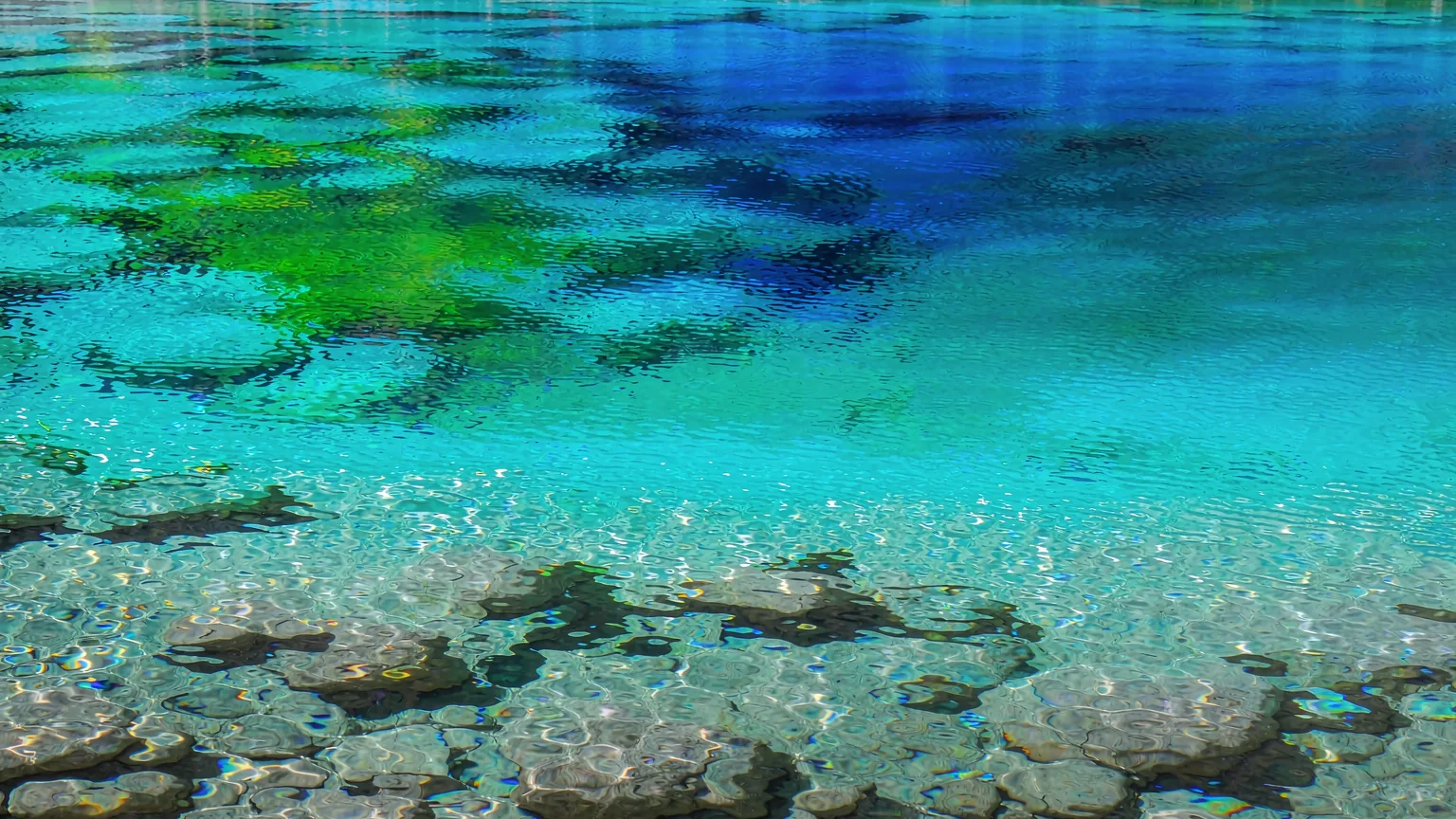 Close-up of Five-Color Lake's crystal-clear water with five color bands