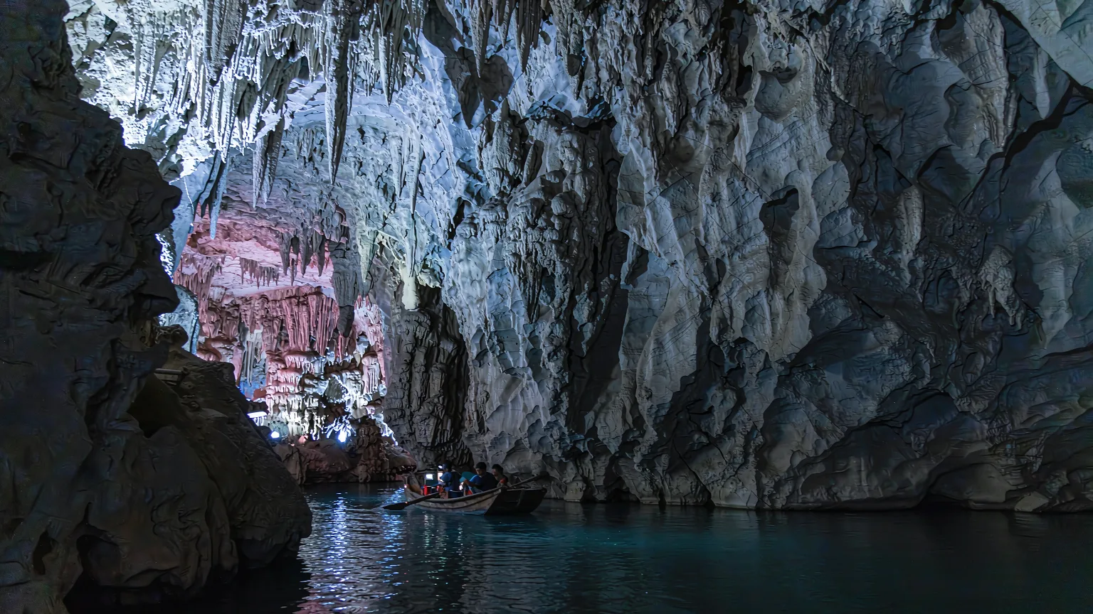 Boat ride on the underground Yin River inside Huanglong Cave