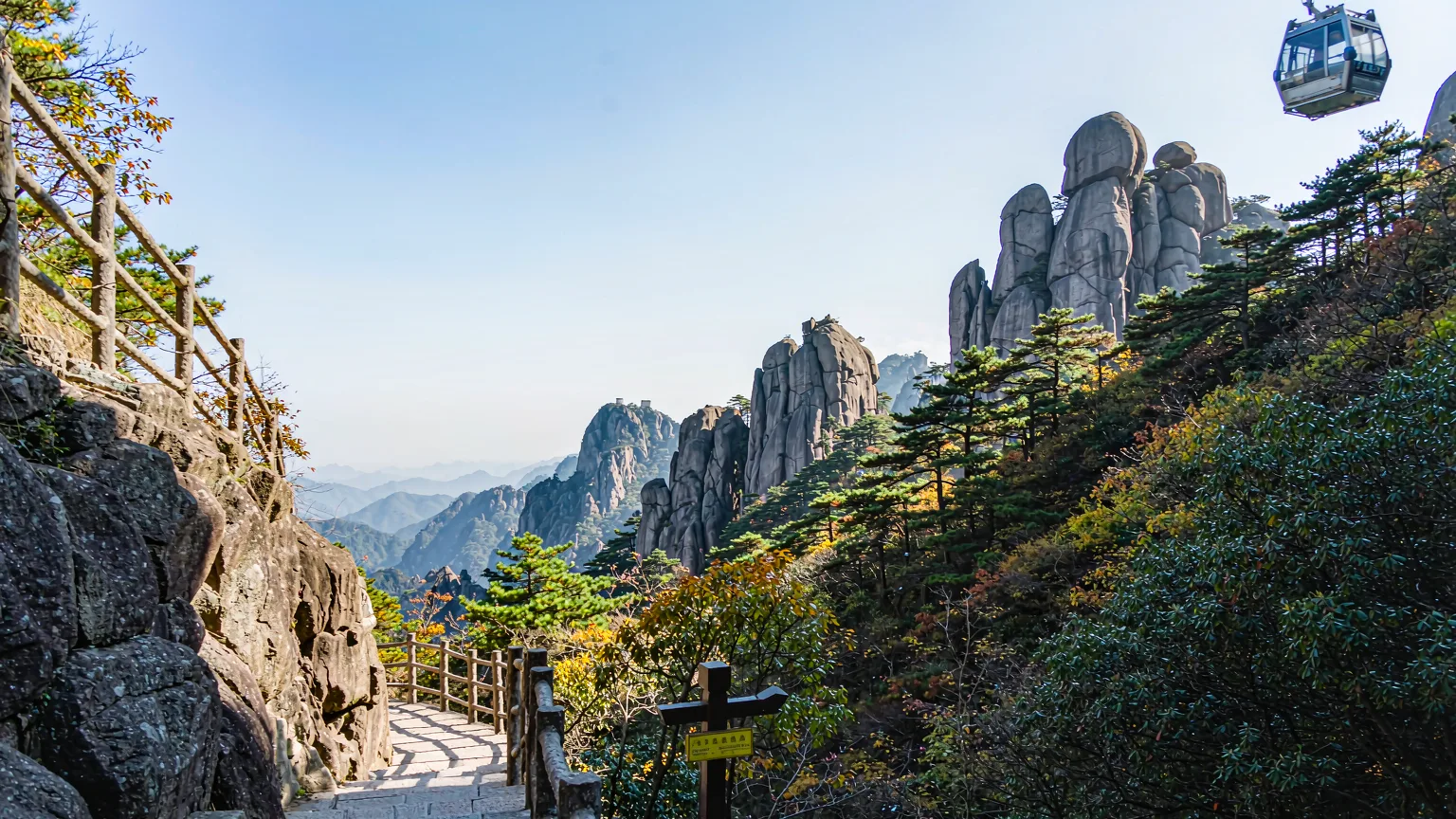 Yungu Cable Car ascending Huangshan with visitors aboard