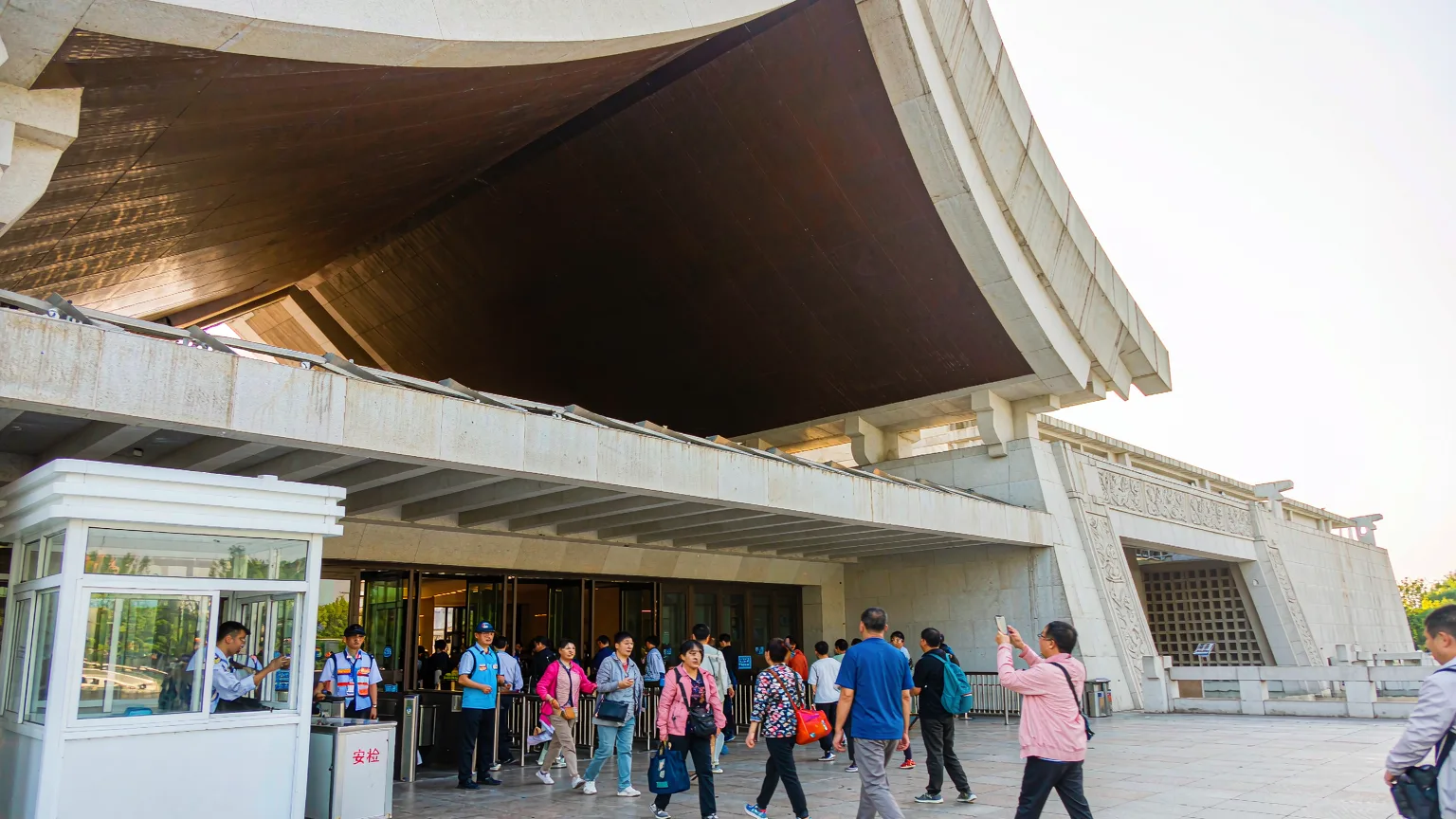 Tourists entering Hubei Provincial Museum through main entrance