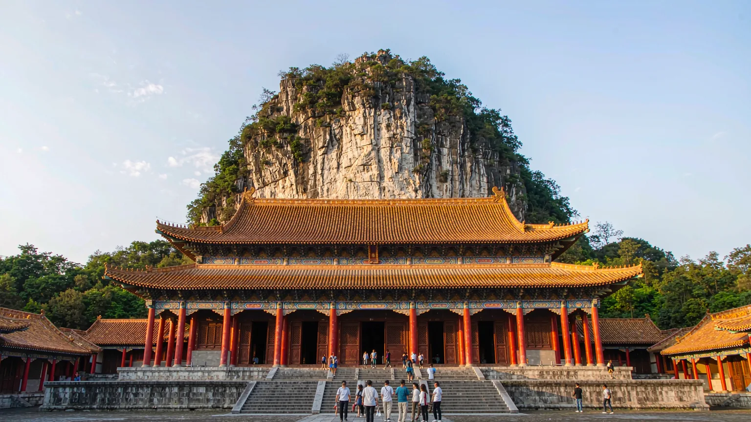 Ceremonial hall of Jingjiang Princes' Palace with Solitary Beauty Peak behind