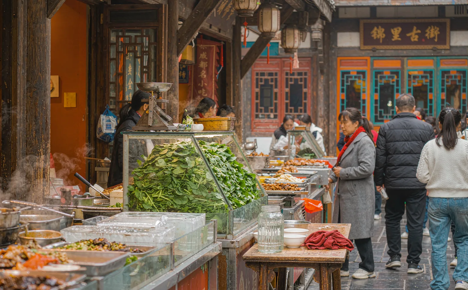 Snack stalls and visitors on Jinli Ancient Street