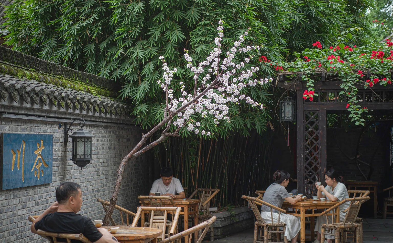 Courtyard teahouse in Kuanzhai Alleys