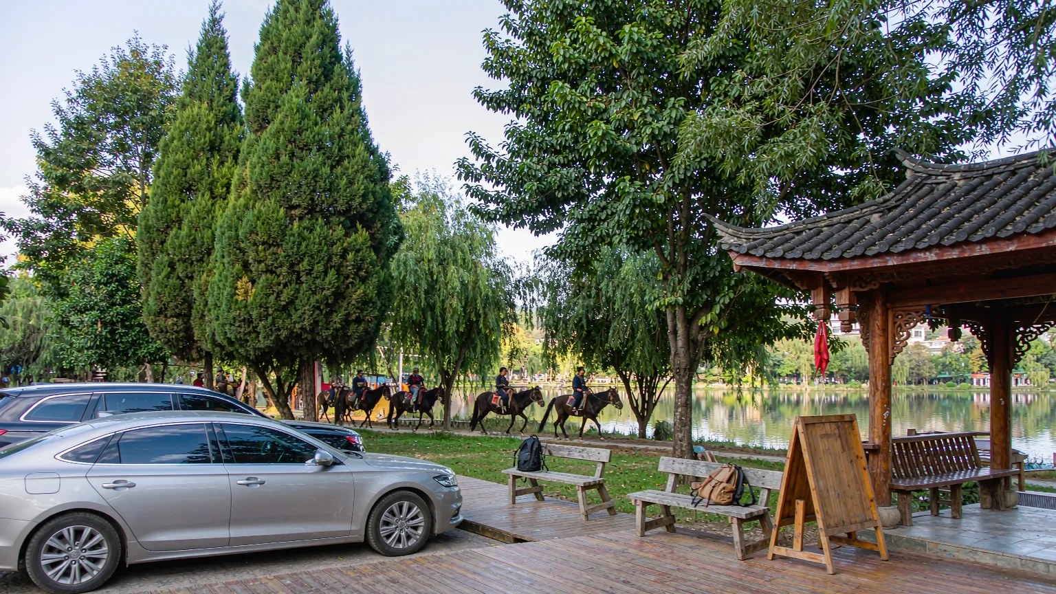 Tourists arriving at Lashi Lake entrance with horsemen and horses