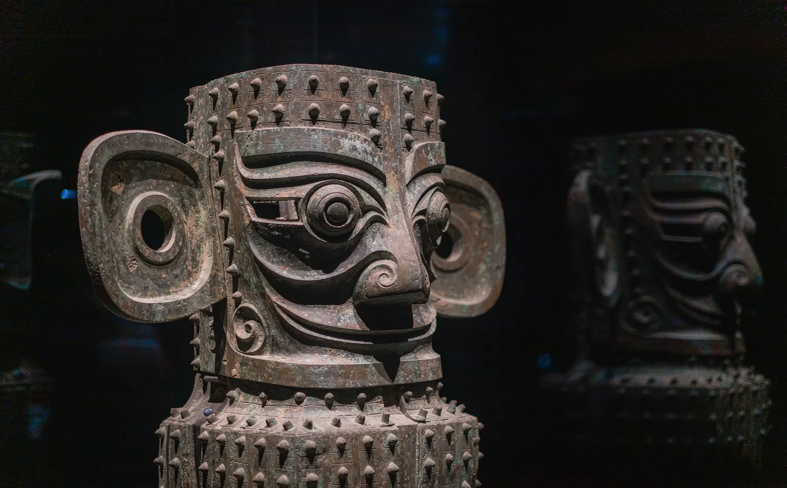 The famous bronze mask with protruding eyes from Sanxingdui
