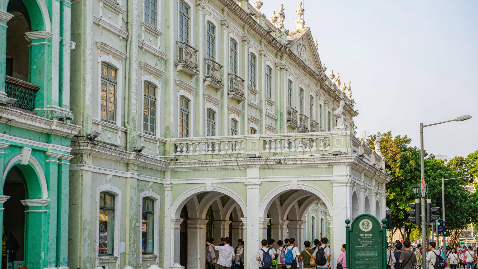 Visitors entering Senado Square from Avenida de Almeida Ribeiro with a guide