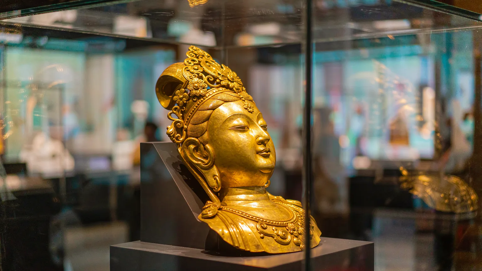 Close-up of Tang dynasty gold artefact in Shaanxi History Museum