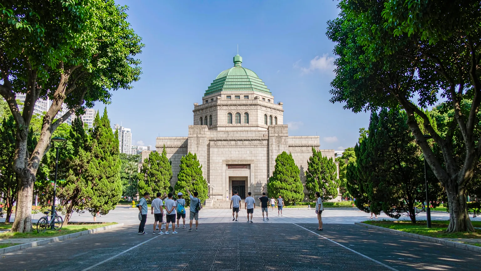 Tour group entering Sun Yat-sen Memorial Hall through main gate