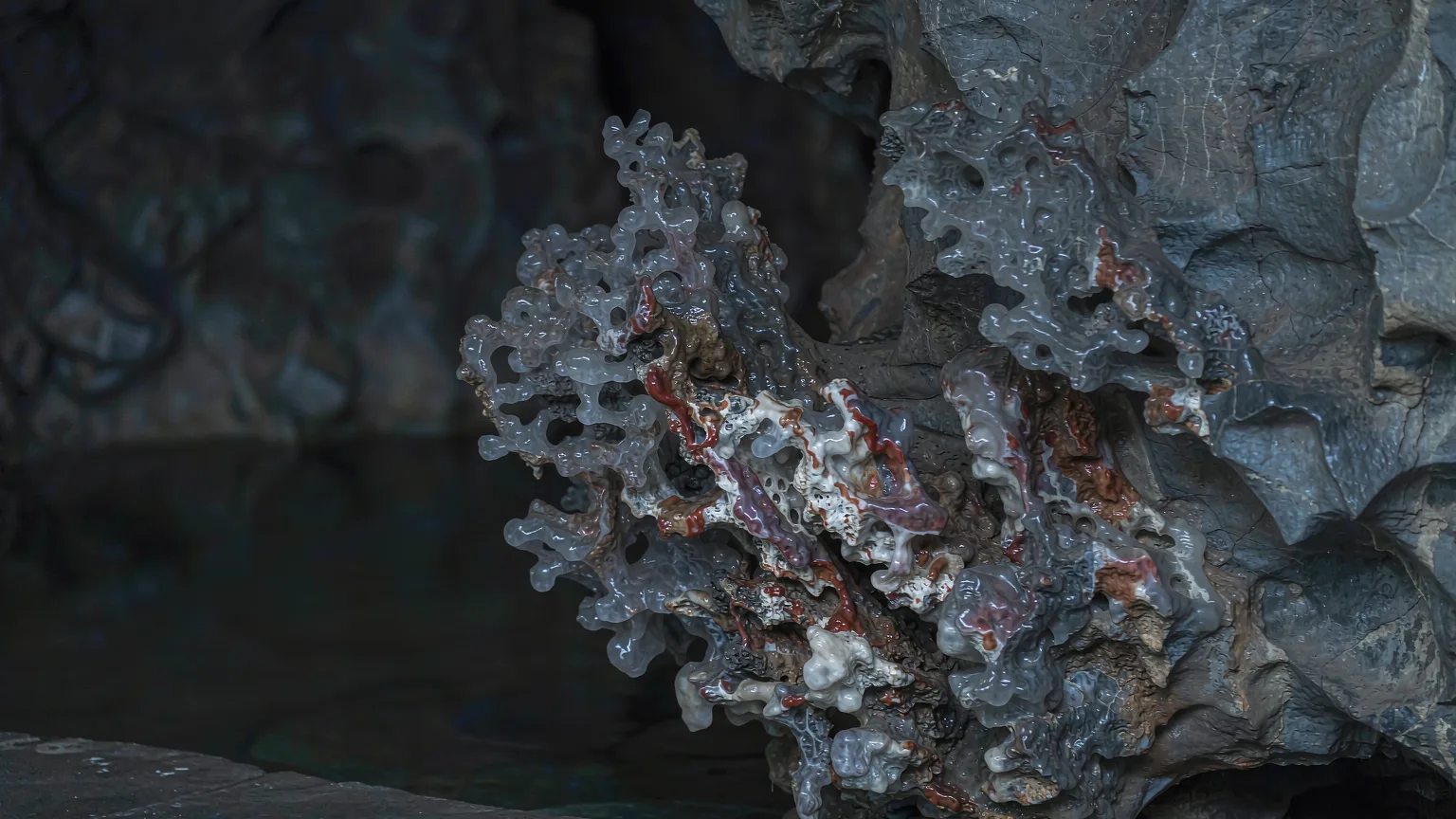 Detailed view of flowstone patterns in Tianhetan cave