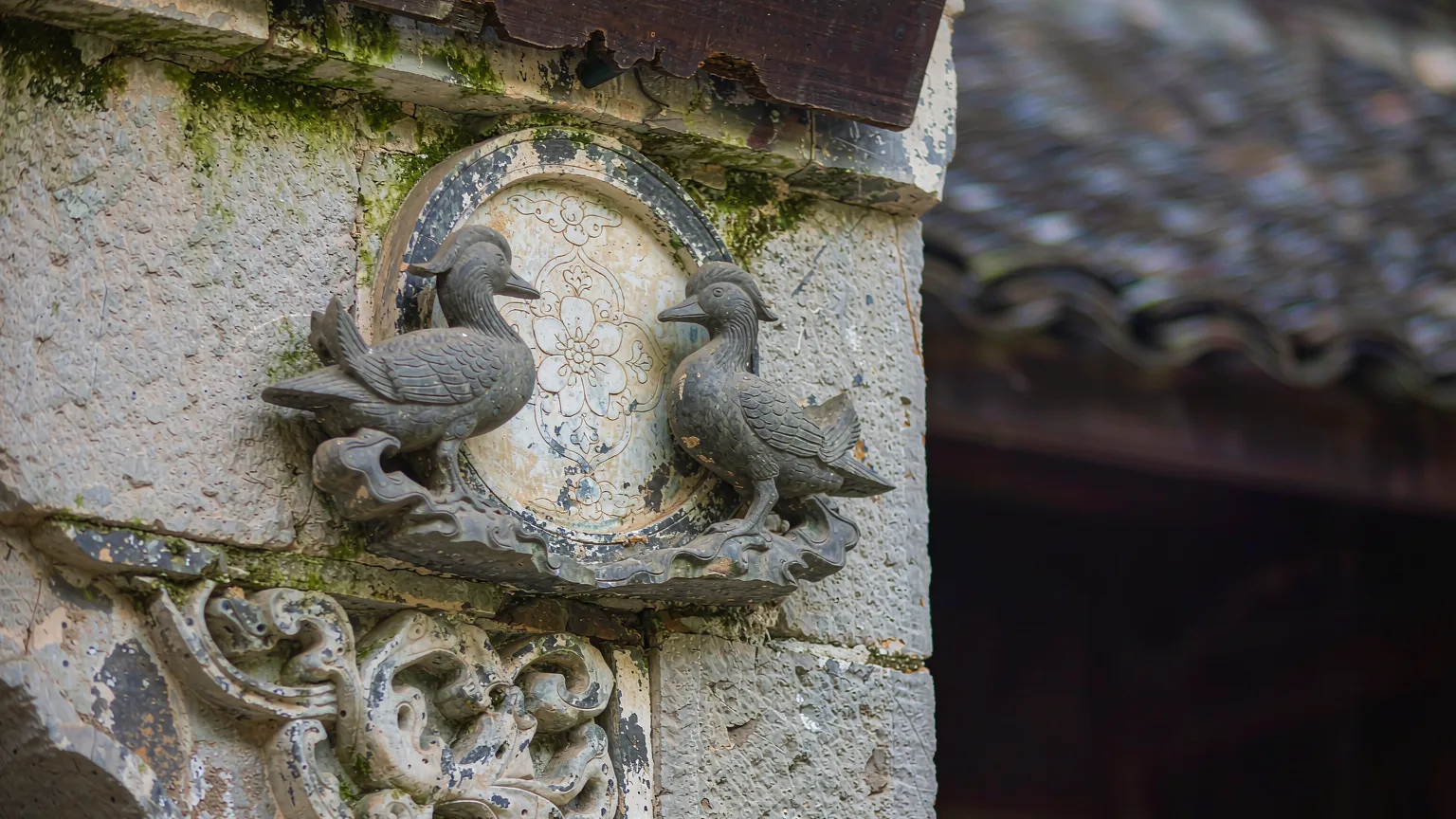 Detailed stone carving on ancestral hall in Tianlong Tunpu