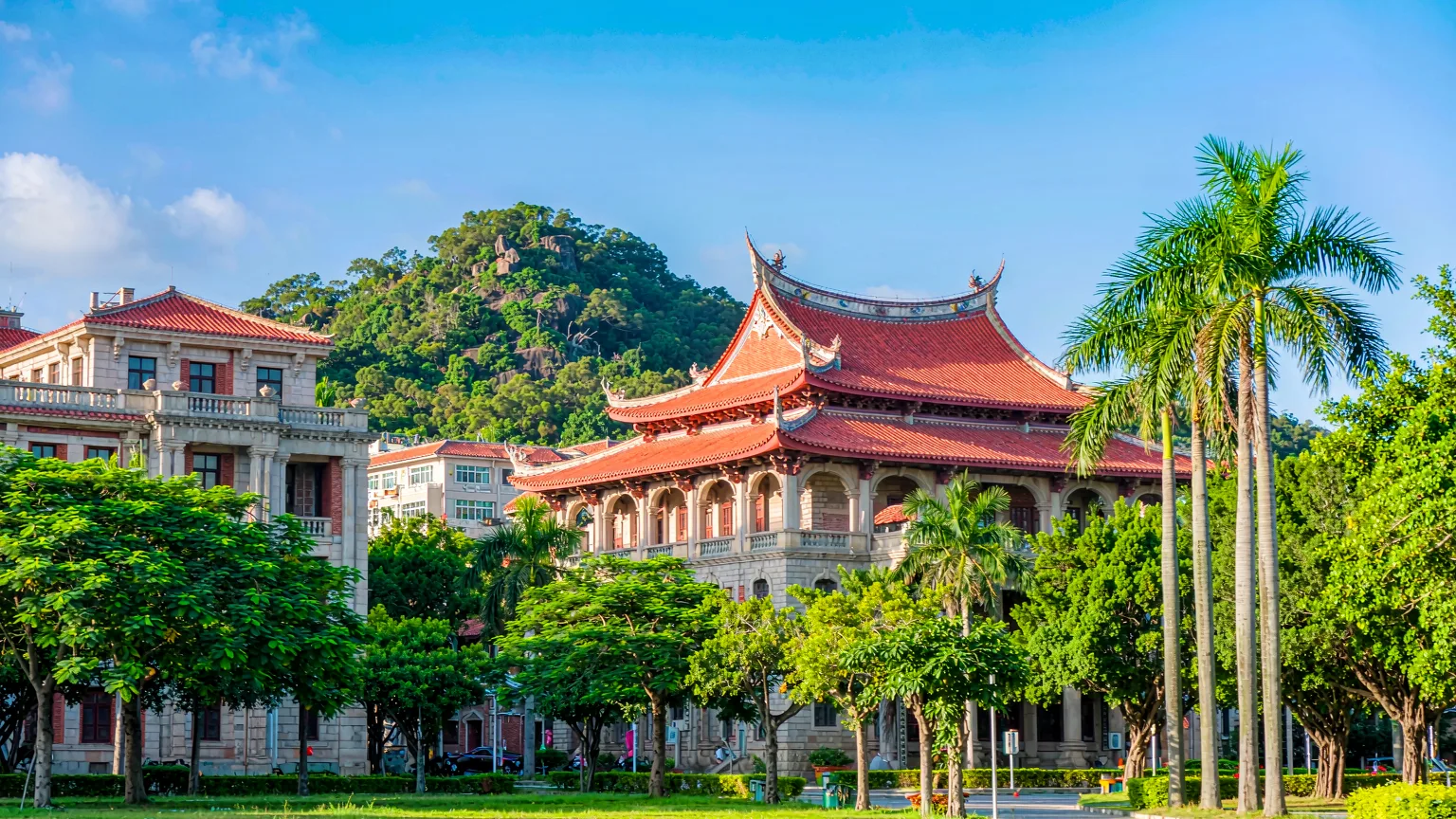 Xiamen University campus blending Chinese and Western architecture with iconic building