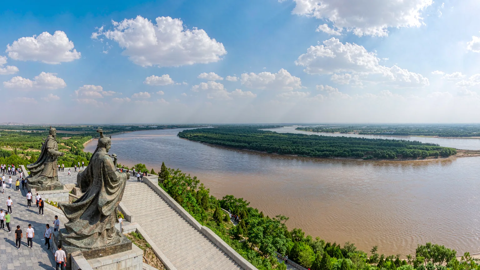 Panoramic view of Yellow River Scenic Area with Yanhuang statues