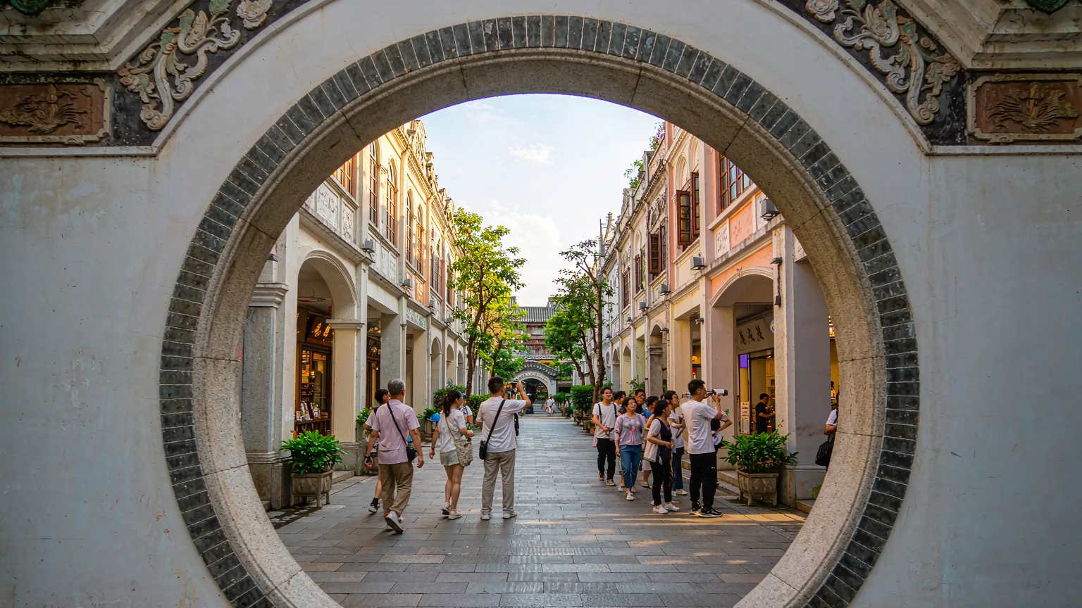 Tour group entering Yongqingfang through moon gate entrance in Guangzhou