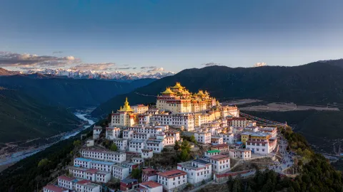 Shangri-La City Essence: Songzanlin Monastery & Dukezong Ancient Town